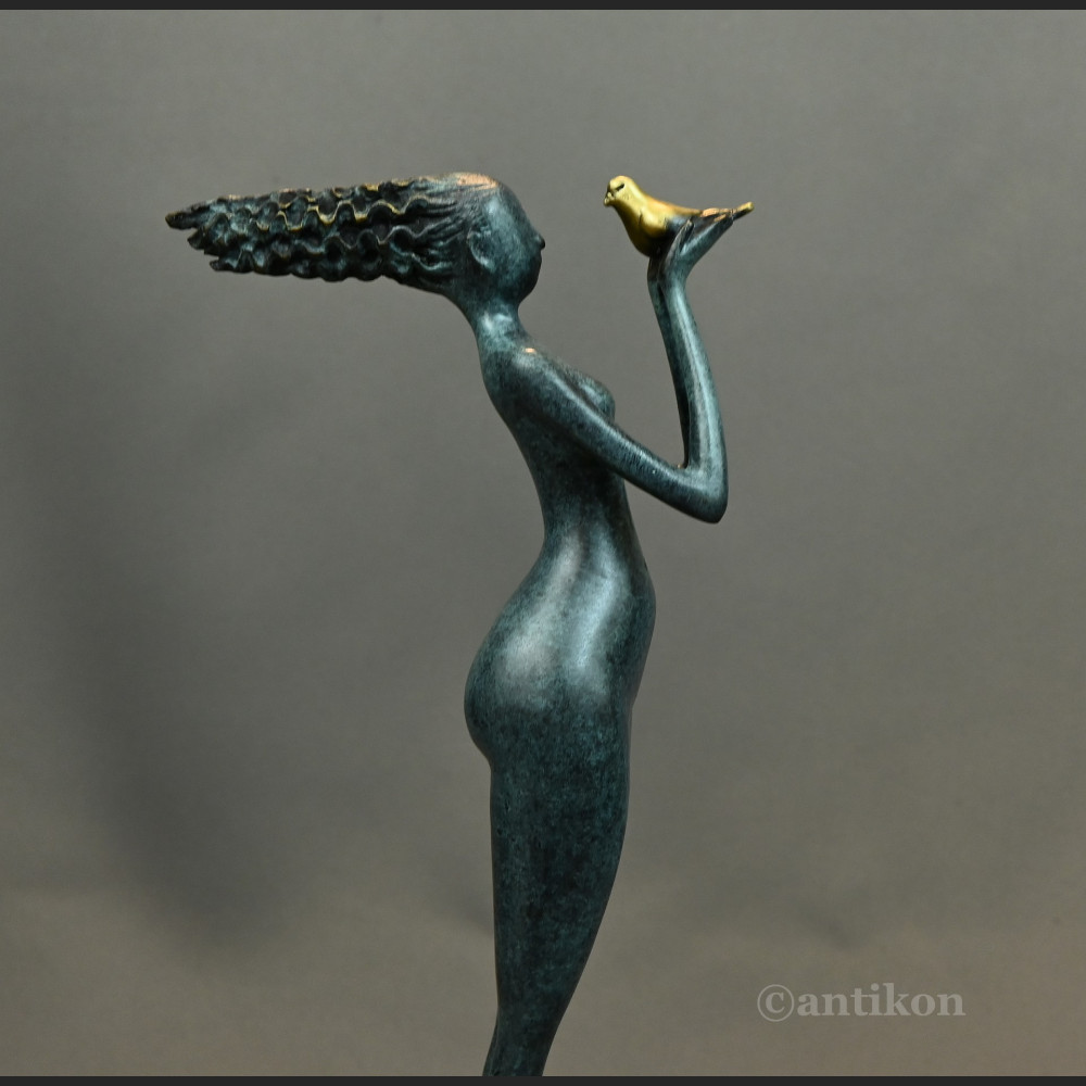 Dziewczyna z gołębiem nowoczesna rzeźba 