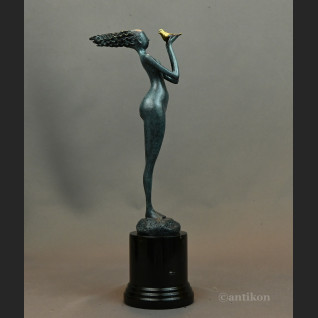 Dziewczyna z gołębiem nowoczesna rzeźba 