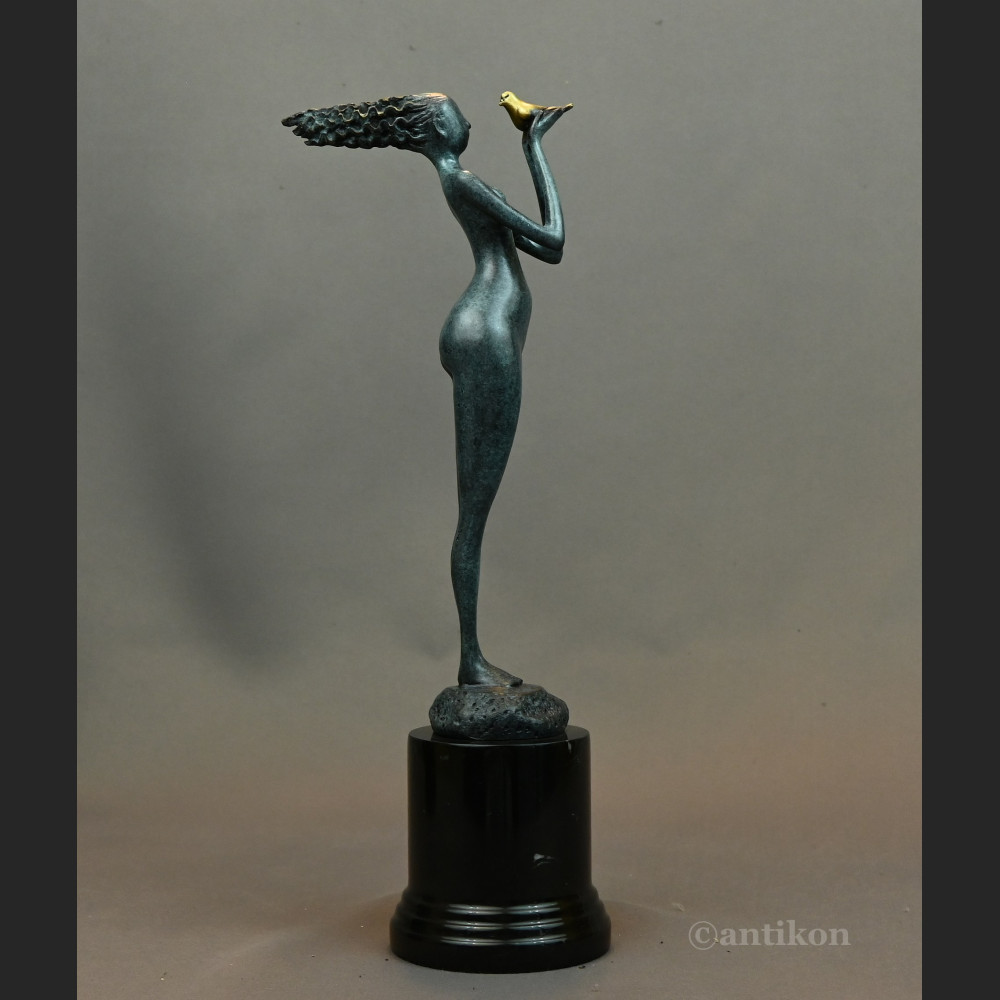 Dziewczyna z gołębiem nowoczesna rzeźba 