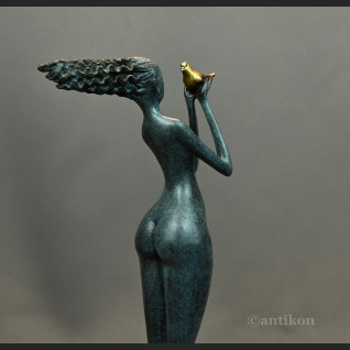 Dziewczyna z gołębiem nowoczesna rzeźba 