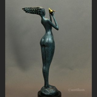 Dziewczyna z gołębiem nowoczesna rzeźba 