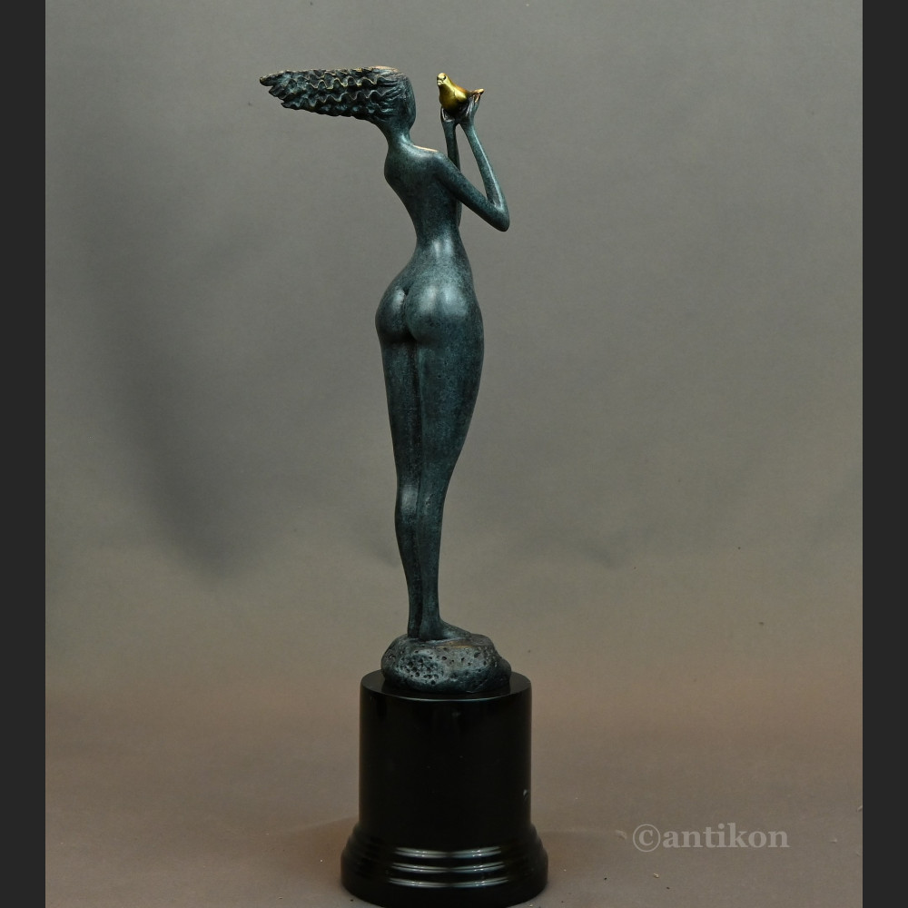 Dziewczyna z gołębiem nowoczesna rzeźba 