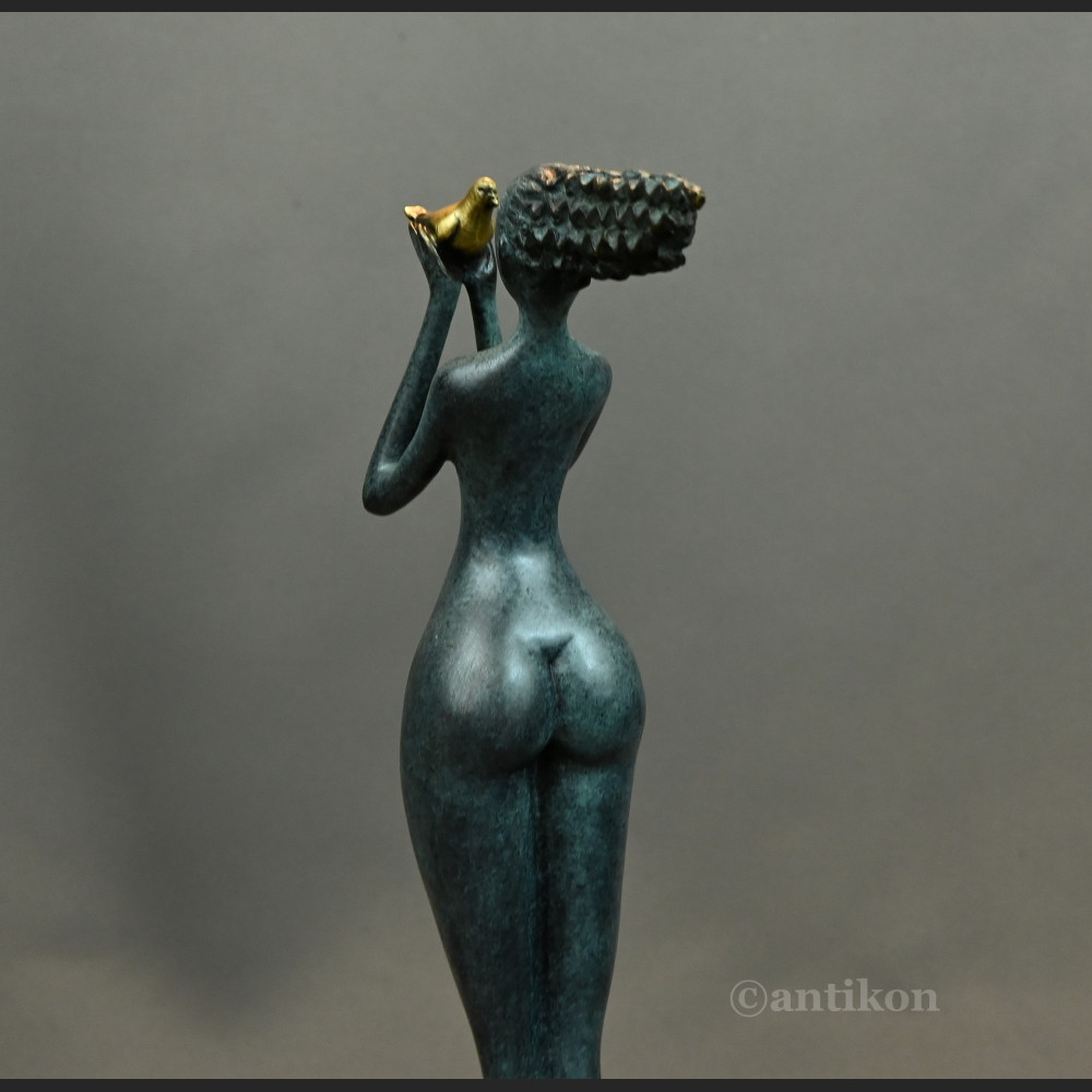 Dziewczyna z gołębiem nowoczesna rzeźba 