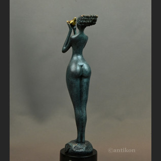 Dziewczyna z gołębiem nowoczesna rzeźba 