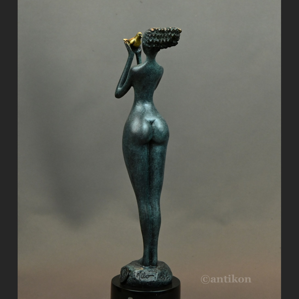 Dziewczyna z gołębiem nowoczesna rzeźba 