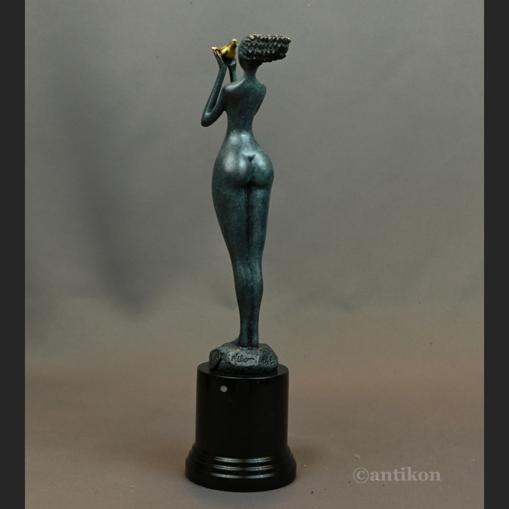 Dziewczyna z gołębiem nowoczesna rzeźba 