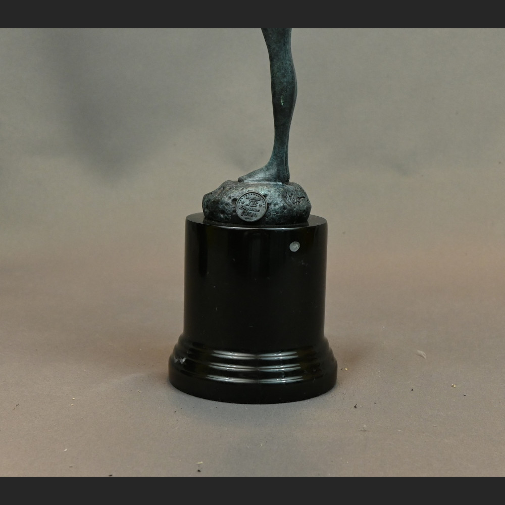 Dziewczyna z gołębiem nowoczesna rzeźba 