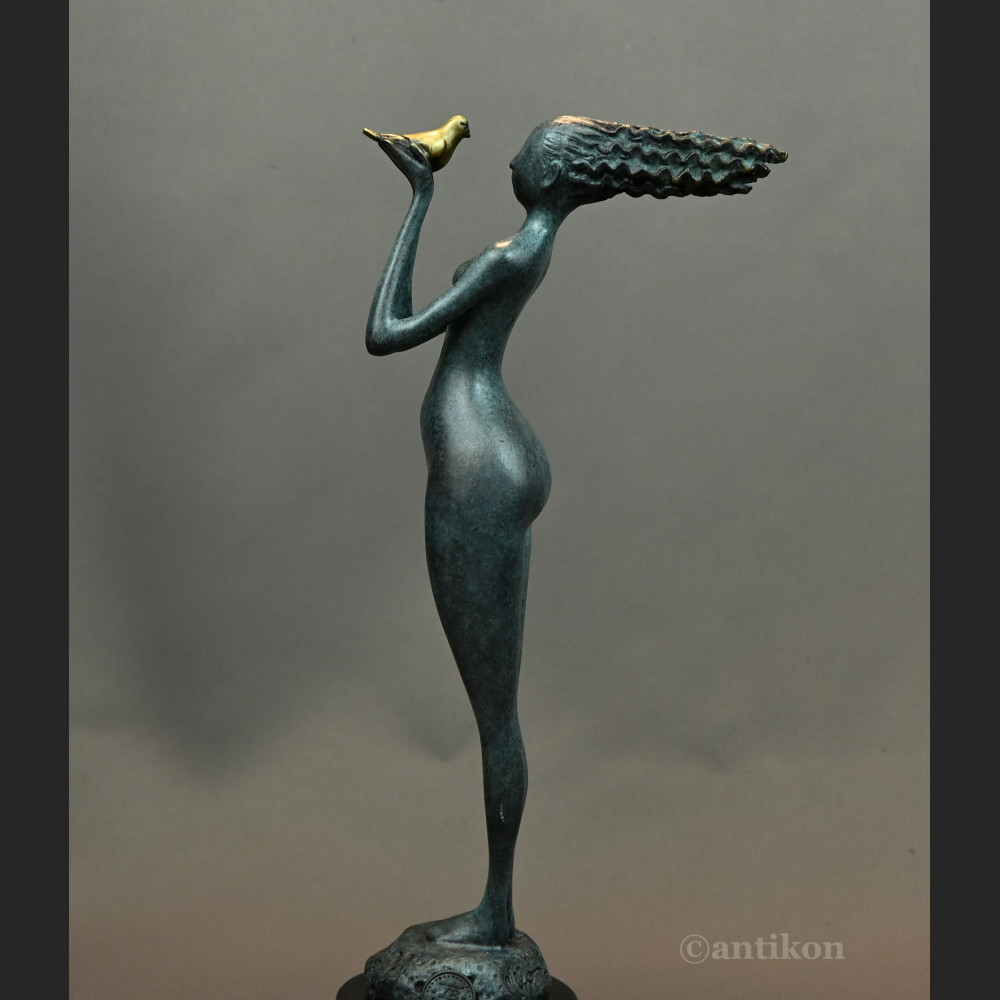 Dziewczyna z gołębiem nowoczesna rzeźba 