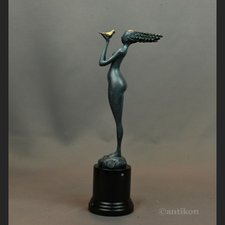 Dziewczyna z gołębiem nowoczesna rzeźba 