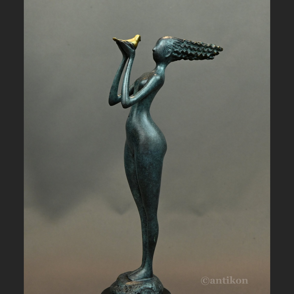 Dziewczyna z gołębiem nowoczesna rzeźba 