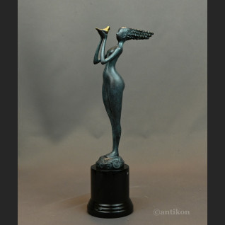 Dziewczyna z gołębiem nowoczesna rzeźba 