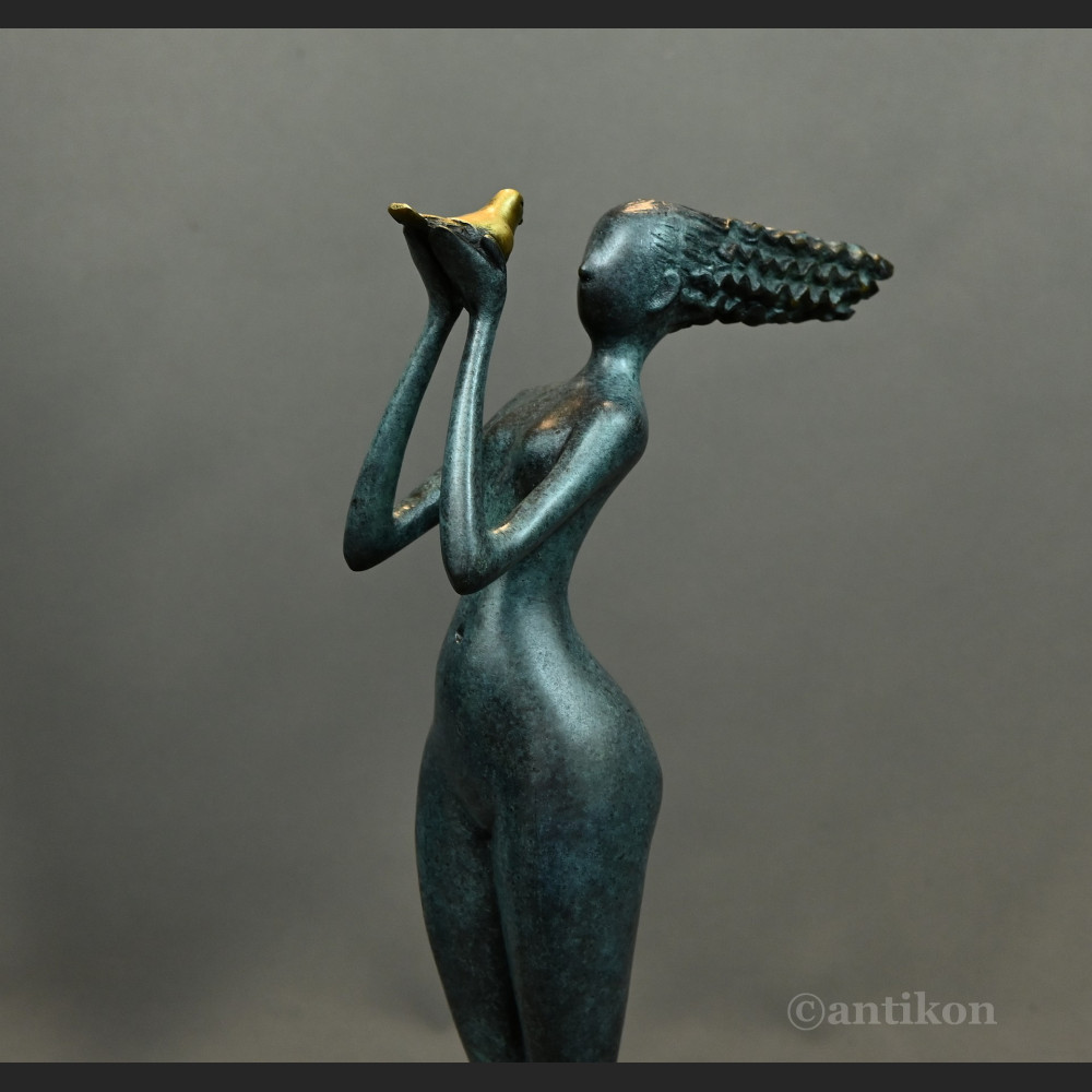 Dziewczyna z gołębiem nowoczesna rzeźba 