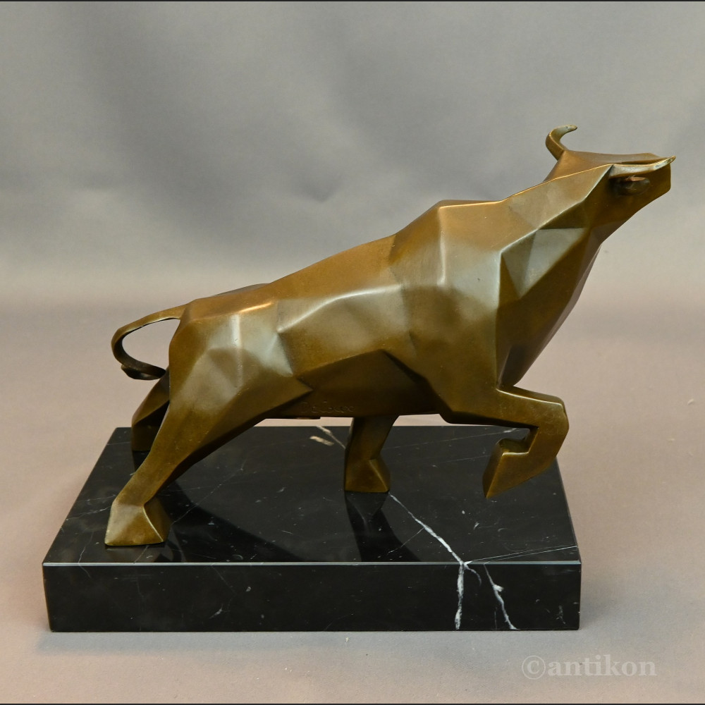 Duży kubistyczny byk w stylu Picassa rzeźba 