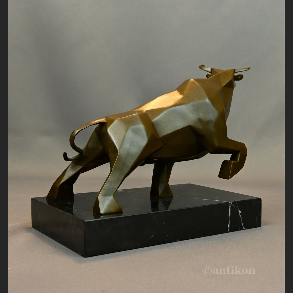 Duży kubistyczny byk w stylu Picassa rzeźba 