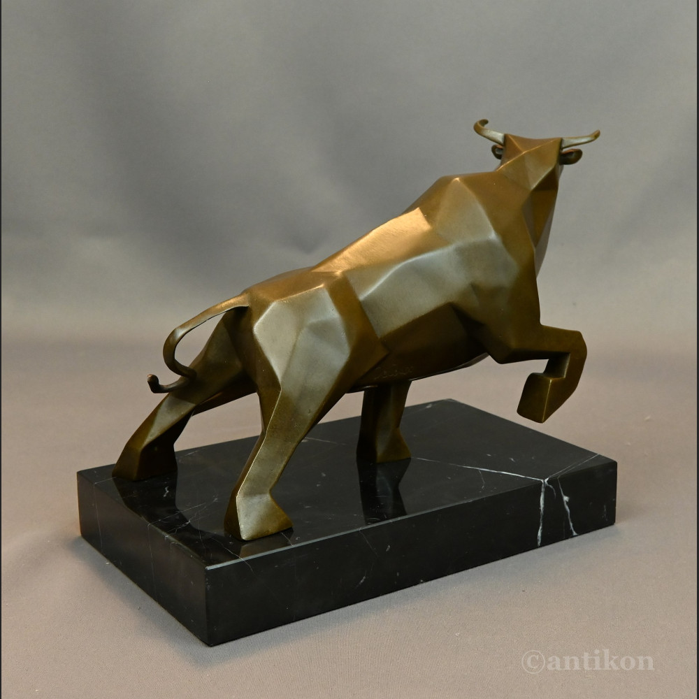 Duży kubistyczny byk w stylu Picassa rzeźba 