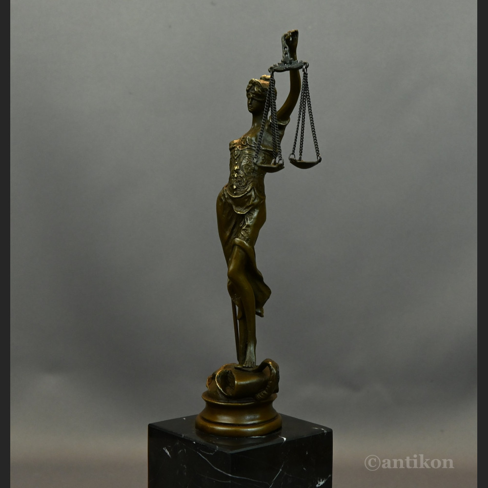 Temida rzeźba prezent dla prawnika Temida rzeźba prezent dla prawnika
