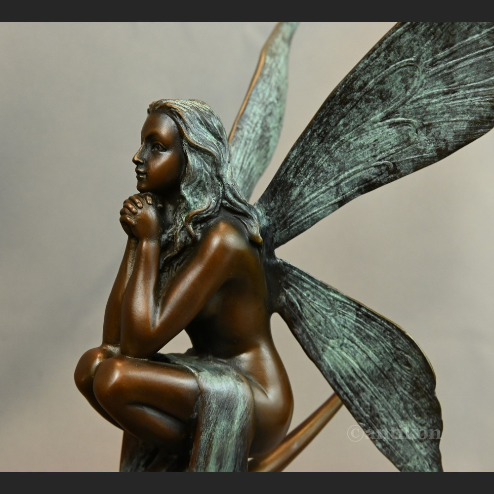 Piękny elf pokaźna figura z brązu  Piękny elf pokaźna figura z brązu