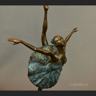 Rzeźba z brązu baletnica na prezent 