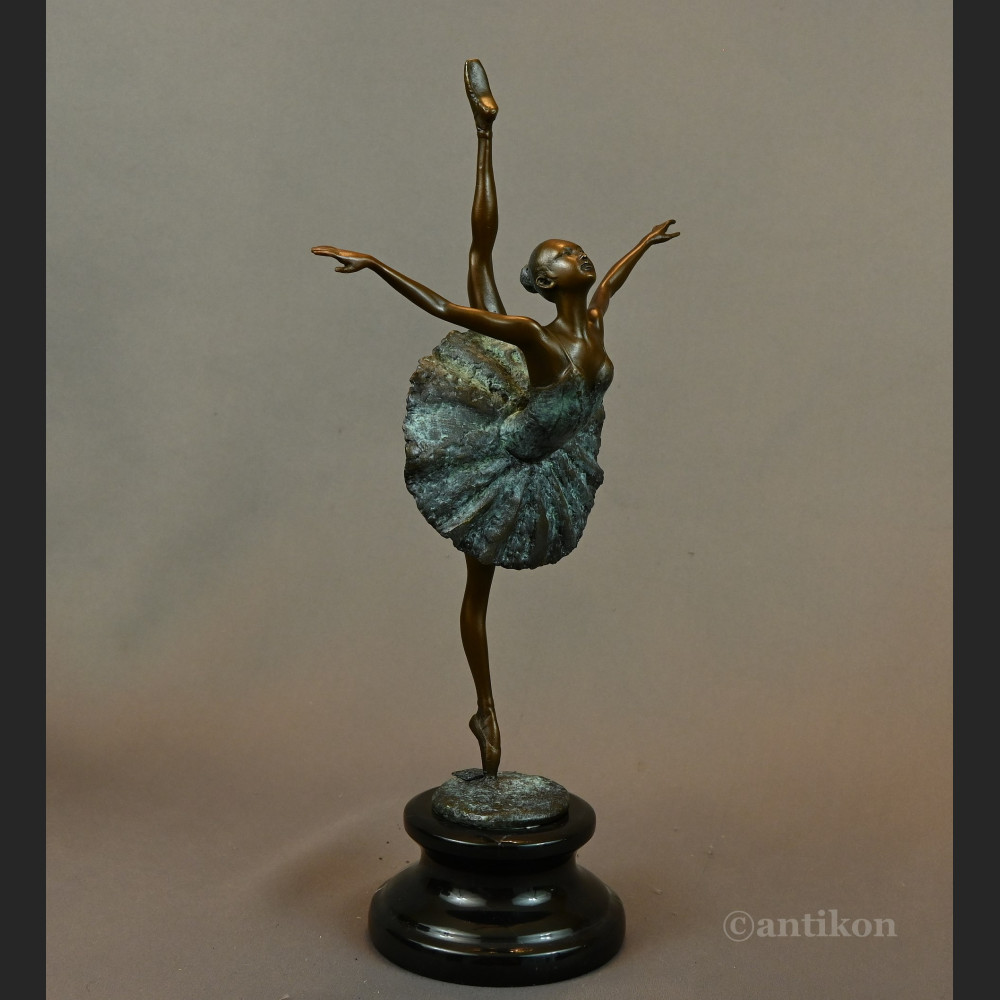 Rzeźba z brązu baletnica na prezent 