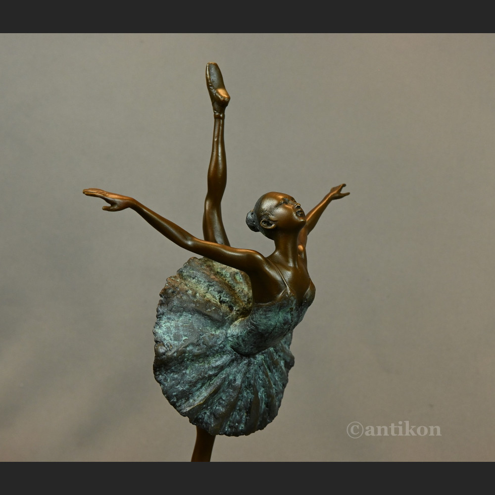 Rzeźba z brązu baletnica na prezent 