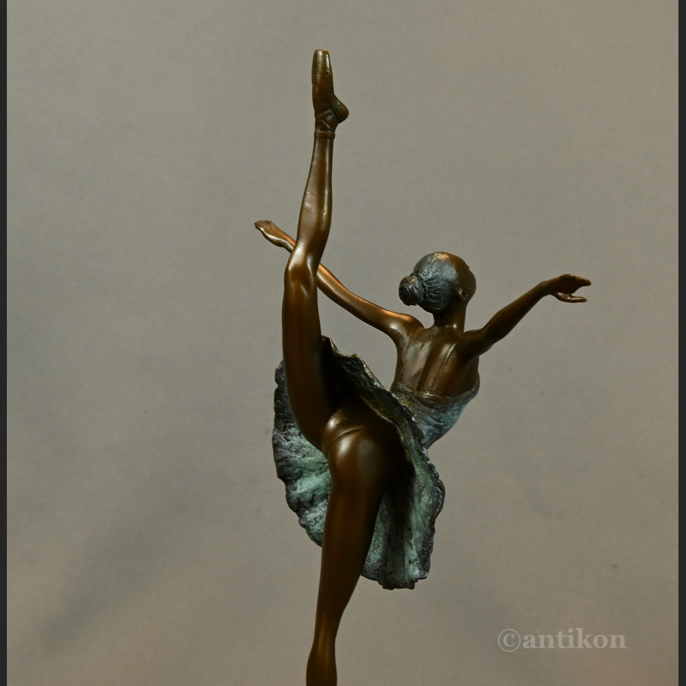 Rzeźba z brązu baletnica na prezent 