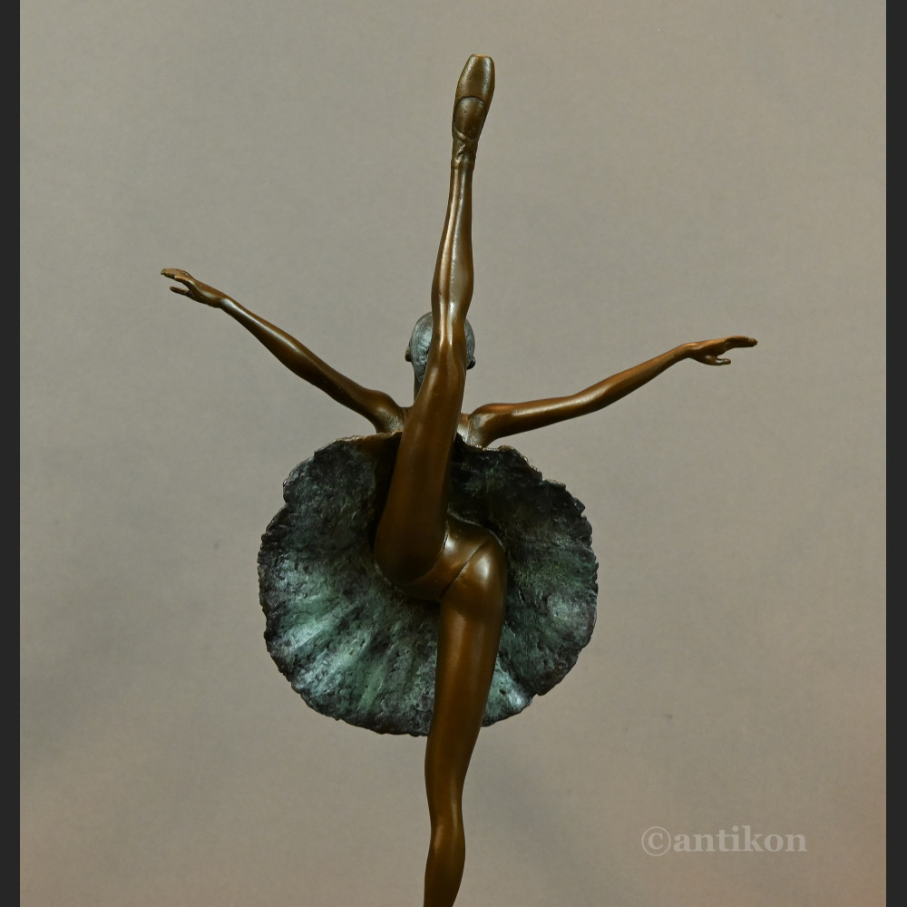 Rzeźba z brązu baletnica na prezent 