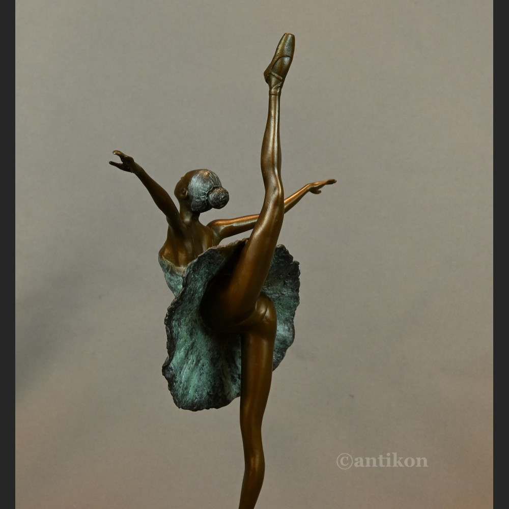 Rzeźba z brązu baletnica na prezent 