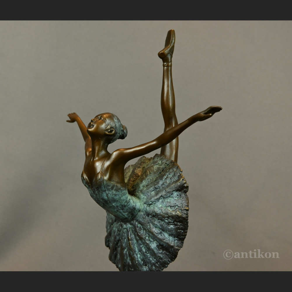 Rzeźba z brązu baletnica na prezent 