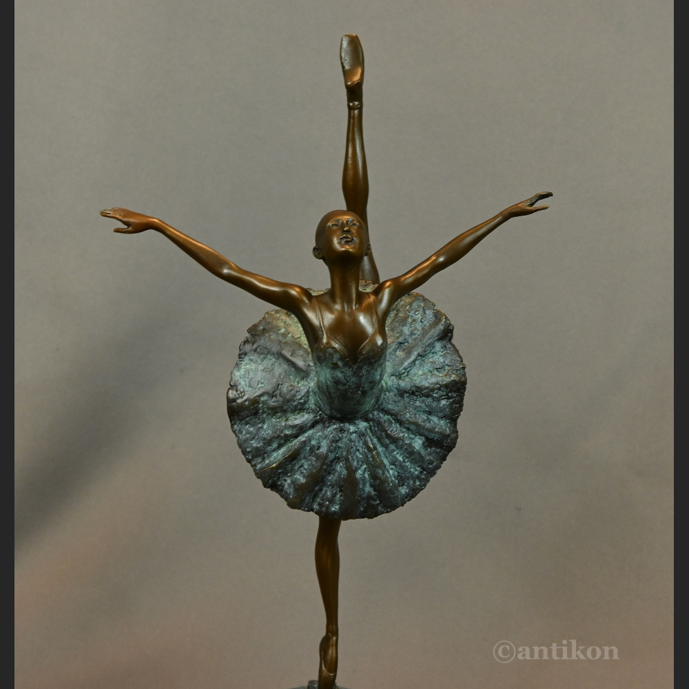 Rzeźba z brązu baletnica na prezent 
