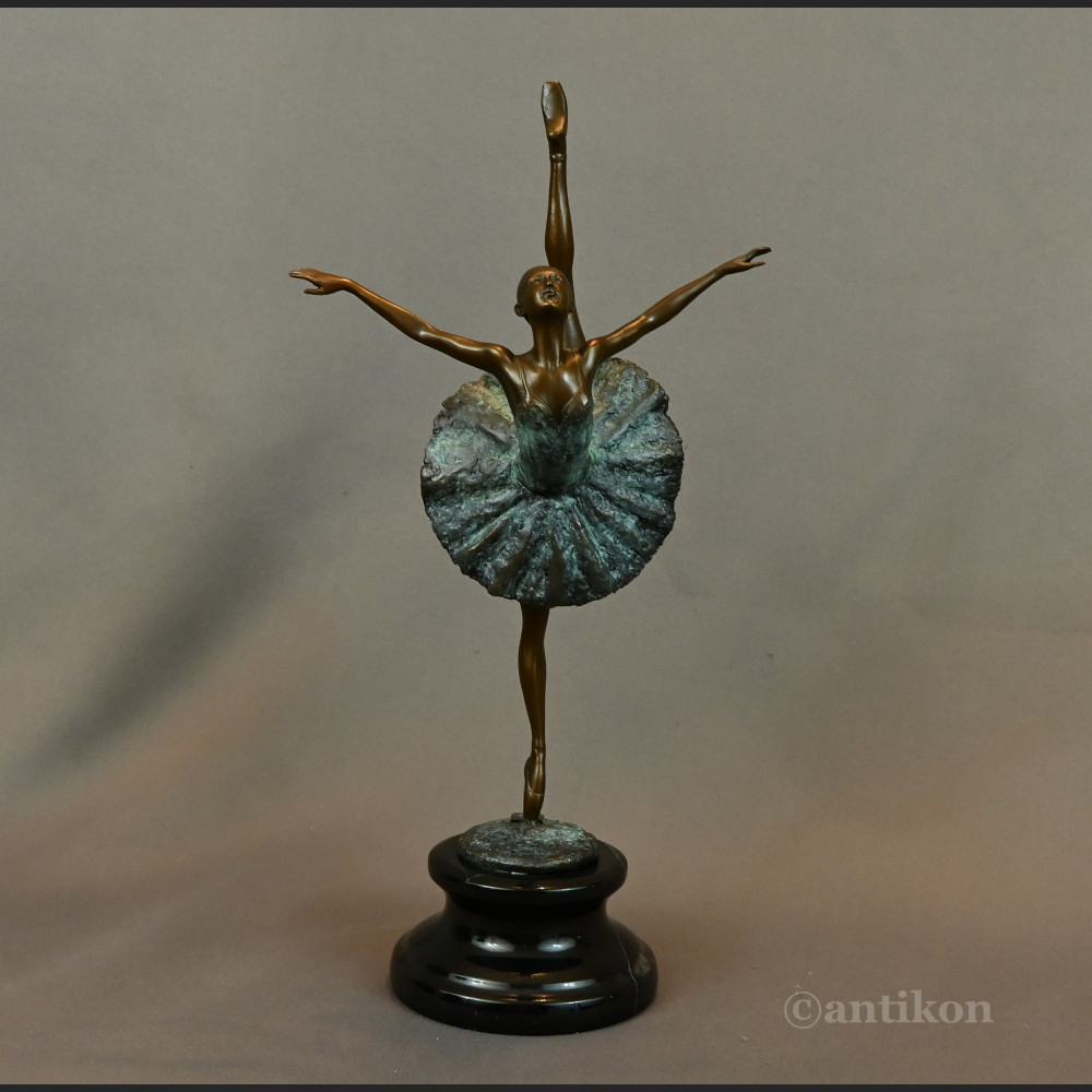 Rzeźba z brązu baletnica na prezent 