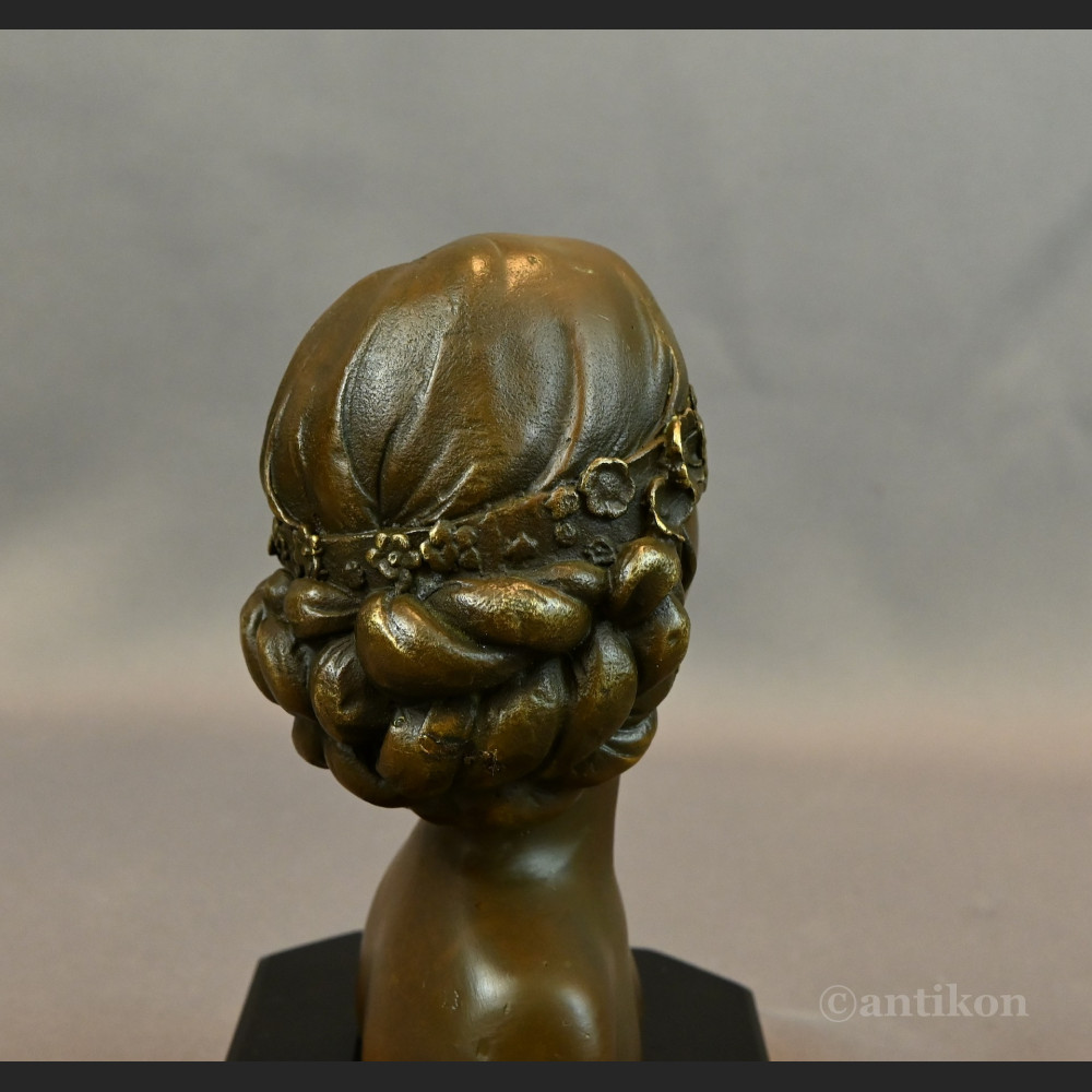 Popiersie z brązu tajemnicza dziewczyna 