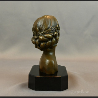 Popiersie z brązu tajemnicza dziewczyna 