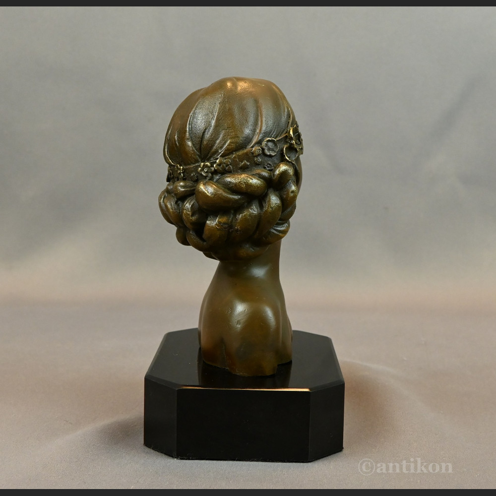 Popiersie z brązu tajemnicza dziewczyna 