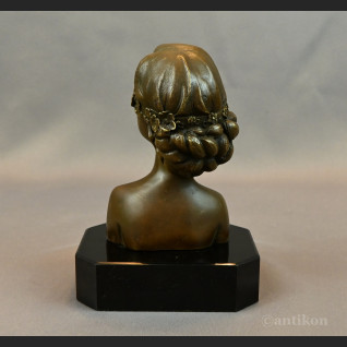 Popiersie z brązu tajemnicza dziewczyna 