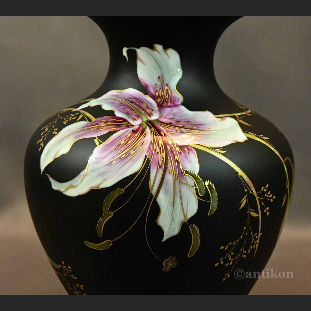 Czarny wazon Rosenthal z liliami prezent ślubny Czarny wazon Rosenthal z liliami prezent ślubny