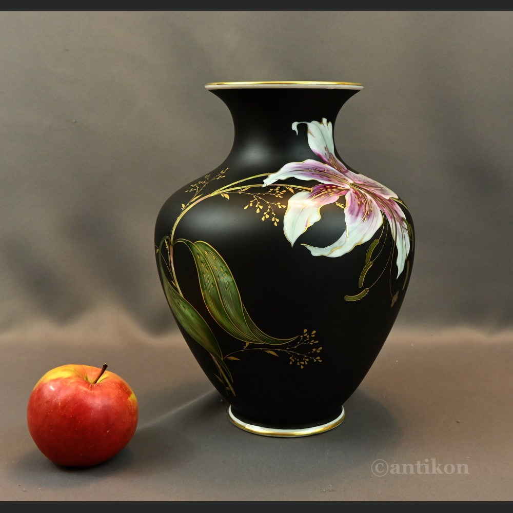 Czarny wazon Rosenthal z liliami prezent ślubny Czarny wazon Rosenthal z liliami prezent ślubny