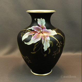 Czarny wazon Rosenthal z liliami prezent ślubny Czarny wazon Rosenthal z liliami prezent ślubny