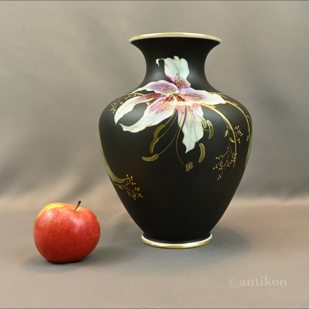 Czarny wazon Rosenthal z liliami prezent ślubny Czarny wazon Rosenthal z liliami prezent ślubny
