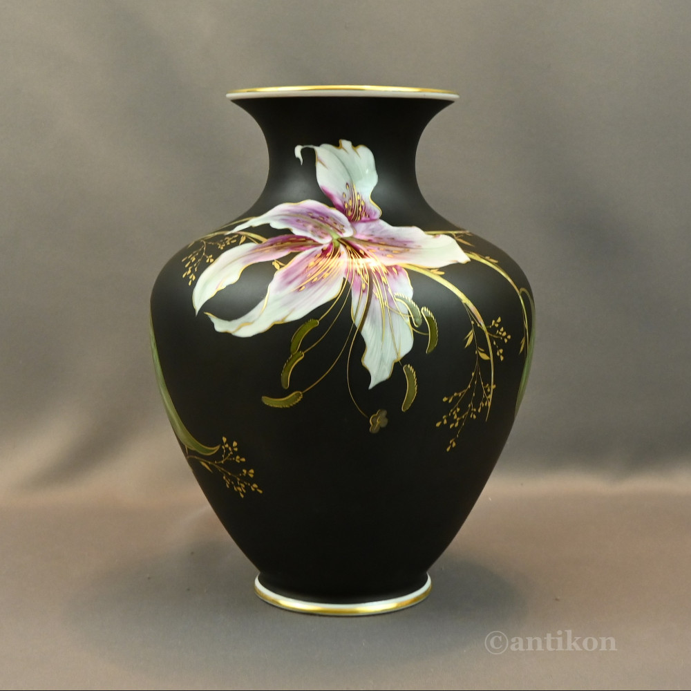 Czarny wazon Rosenthal z liliami prezent ślubny Czarny wazon Rosenthal z liliami prezent ślubny