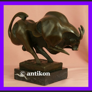 Rzeźba z brązu byk symbol hossy giełdowej 