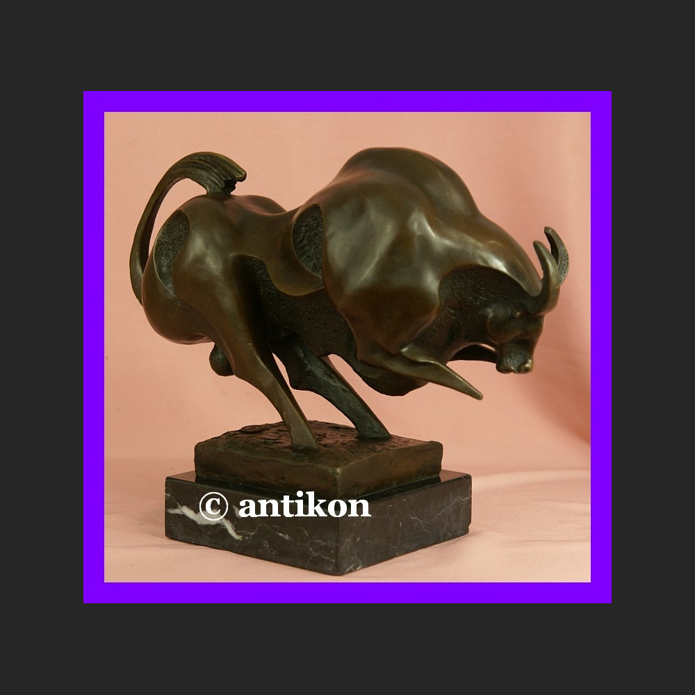 Rzeźba z brązu byk symbol hossy giełdowej 