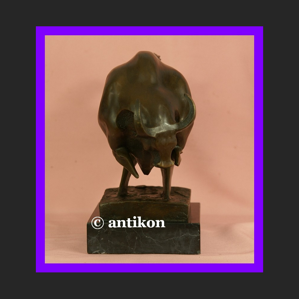 Rzeźba z brązu byk symbol hossy giełdowej 