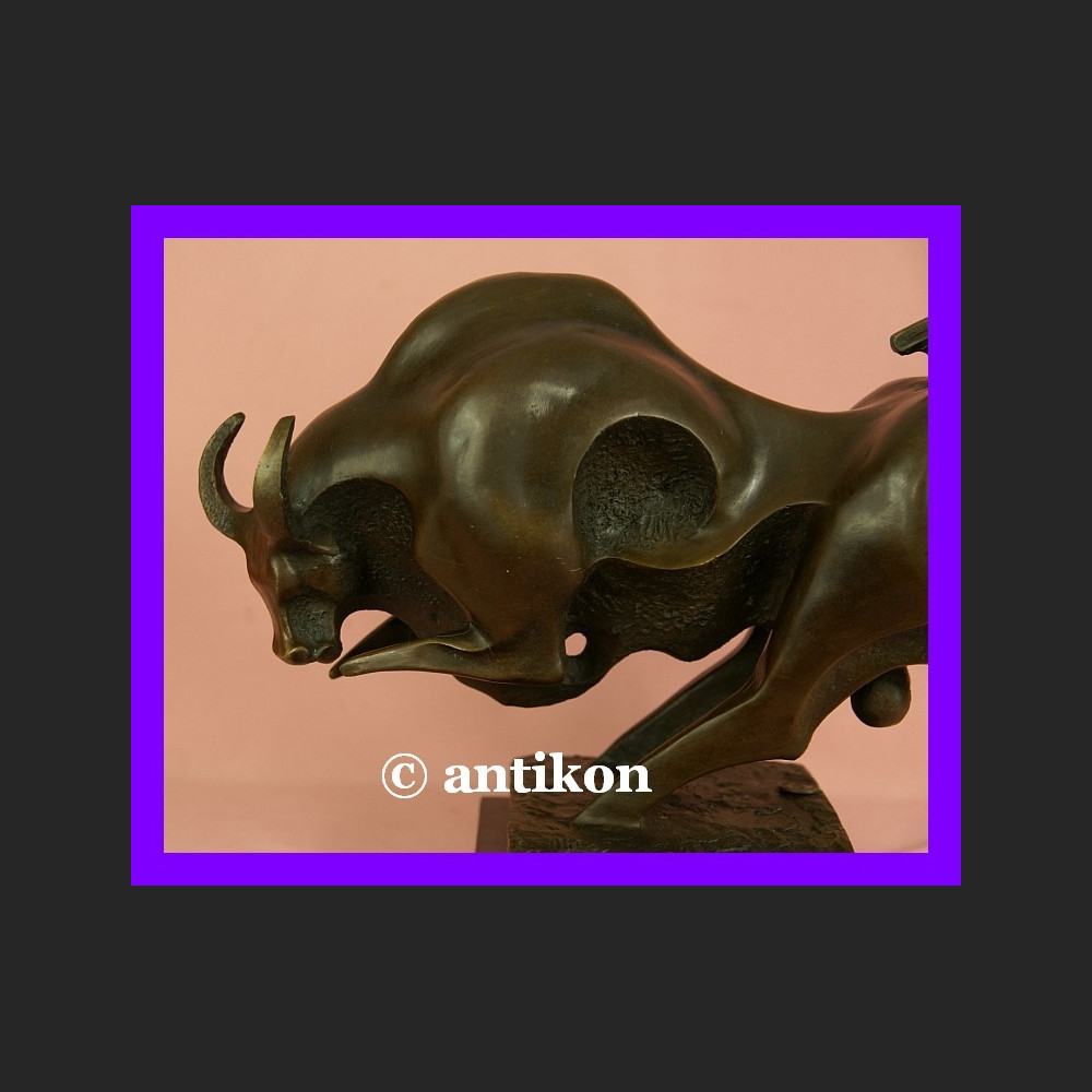 Rzeźba z brązu byk symbol hossy giełdowej 