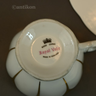 Angielska filiżanka biało złota na prezent 