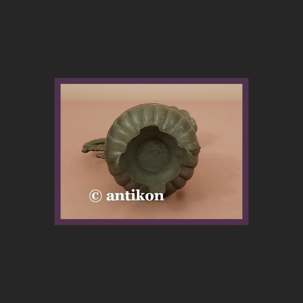 Stary cynowy dzbanek