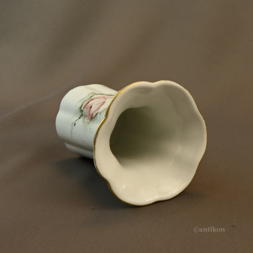 Uroczy porcelanowy wazon 