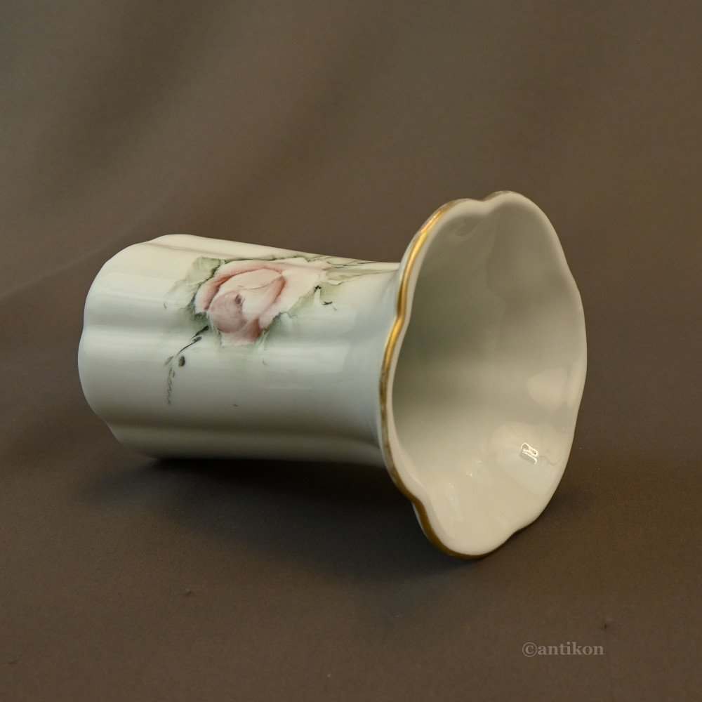 Uroczy porcelanowy wazon 