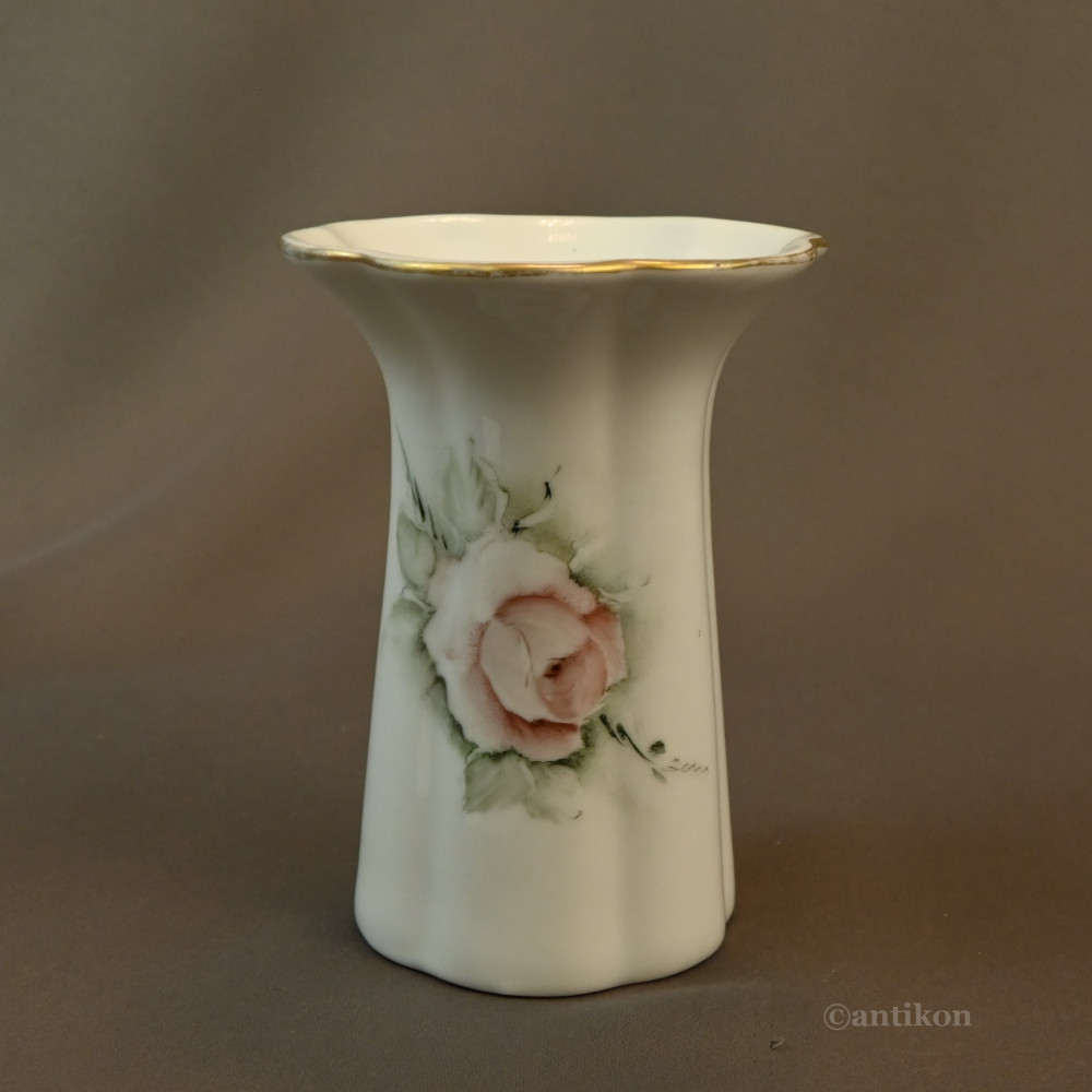 Uroczy porcelanowy wazon 