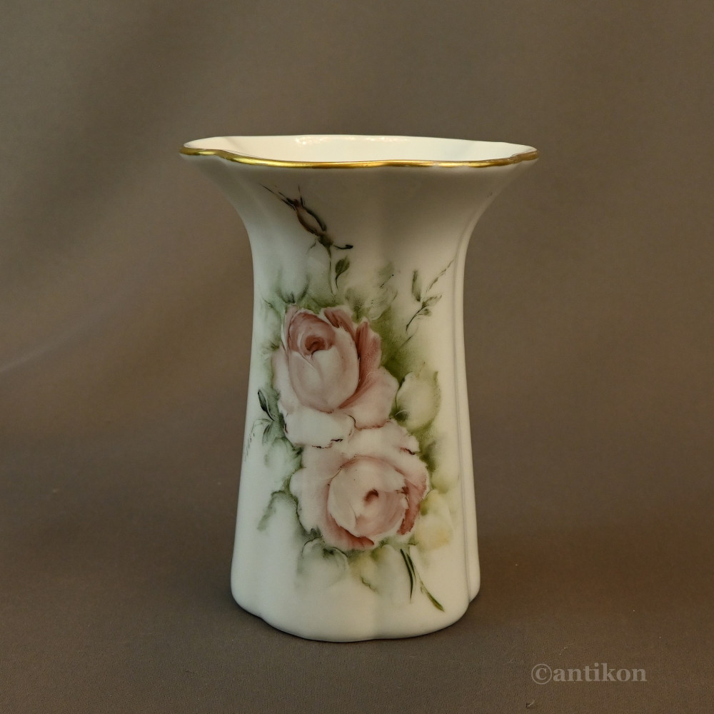 Uroczy porcelanowy wazon 