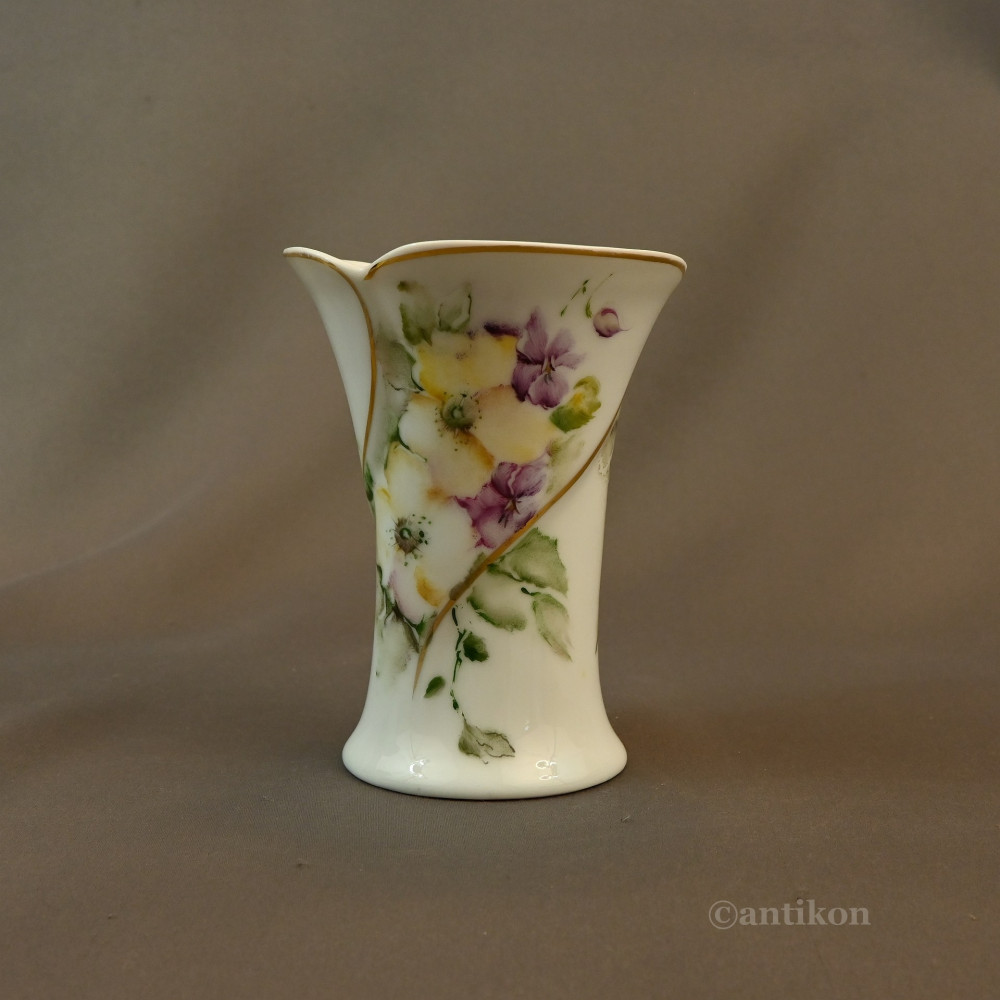 Mały wazon porcelanowy 